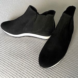 NWT Black Stylish pull on sneakers